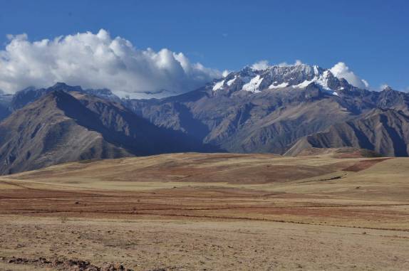 A bela paisagem no caminho para as Salinas de Maras, no Valle Sagrado, perto de Cusco, no Peru